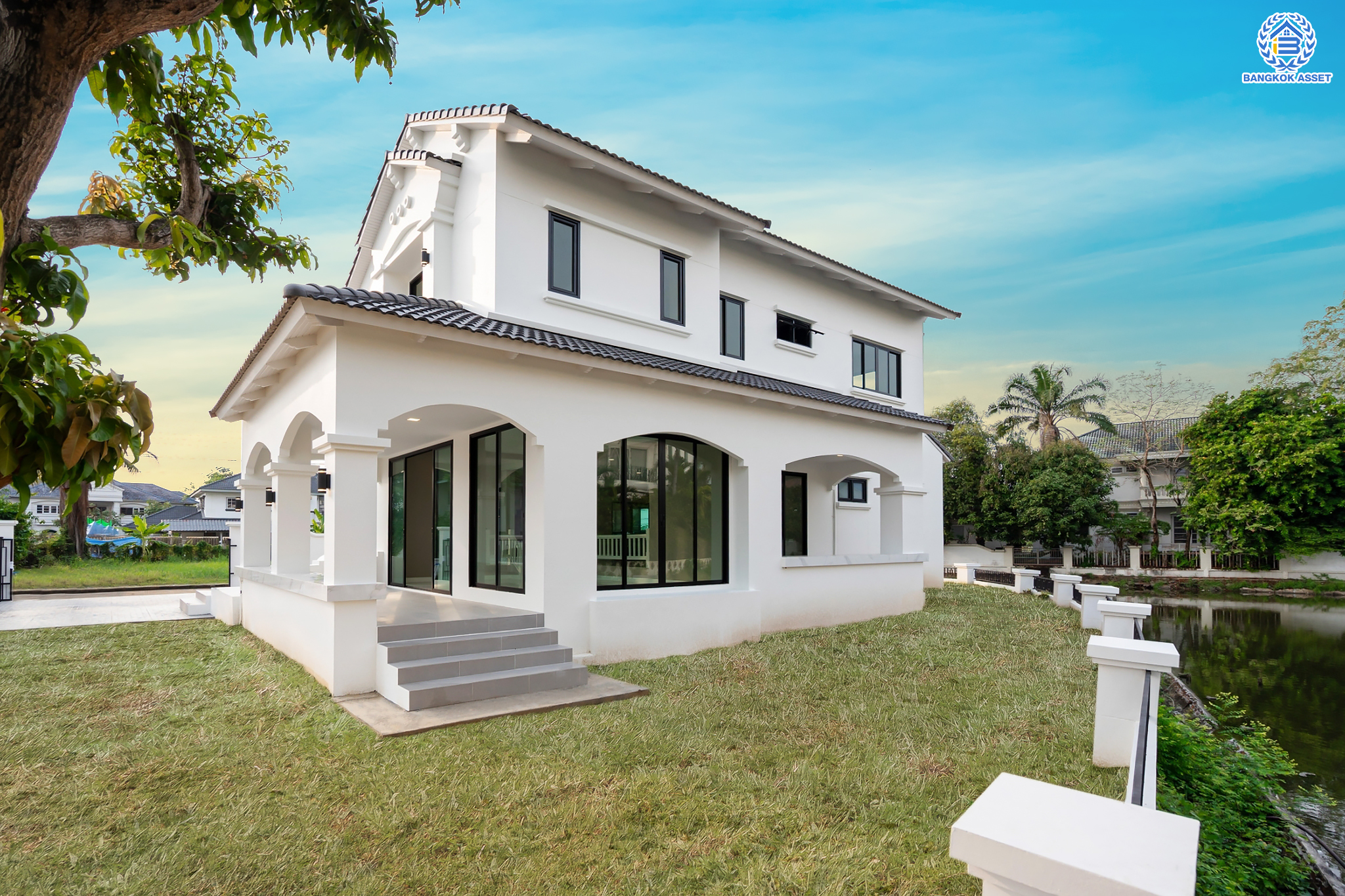 บ้านมือสองตกแต่งใหม่ ม.กฤษดานคร20 ปิ่นเกล้า-ติดถนนบรมราชชนนี เนื้อที่ 198 ตร.ว. บ้านเดี่ยวหลังใหญ่ ตกแต่งสุดหรูดีไซน์ยุโรป พร้อมฟังก์ชัน 4 ห้องนอน 4 ห้องน้ำ 1 ห้องแม่บ้าน จอดรถได้ 5 คัน บนทำเลเชื่อมต่อเมืองอย่างรวดเร็ว ใกล้ทางคู่ขนานลอยฟ้าบรมราชชนนี ทางด่วน "กาญจนาภิเษก" ม.มหิดล และเซ็นทรัลปิ่นเกล้า